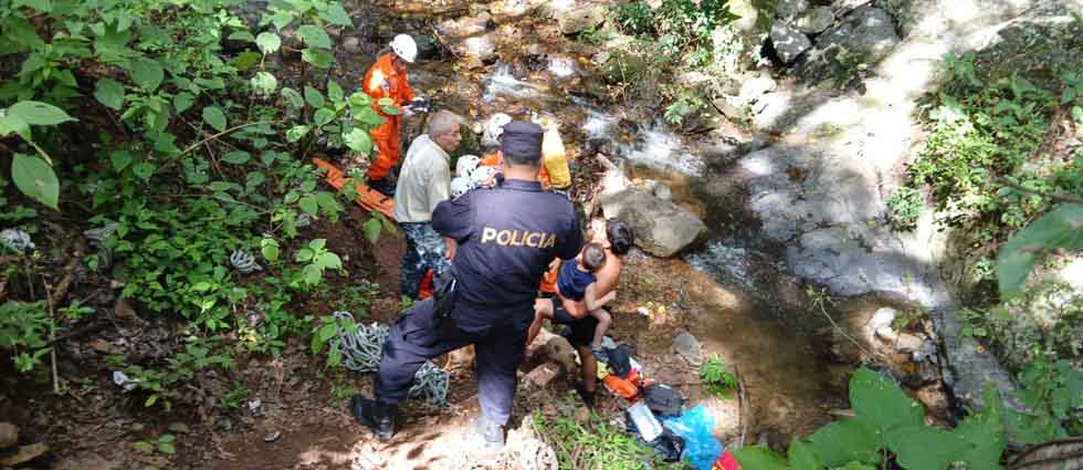 Rescatan a hombre tras caer de una cascada de unos 12 metros de altura en Santa Ana