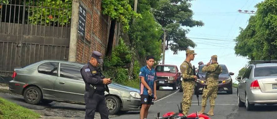 Auxilian a motociclista que se vio involucrada en accidente en carretera Litoral
