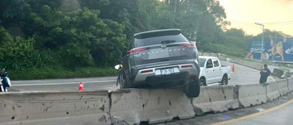 Vehículo termina incrustado en separadores de la carretera al Puerto de La Libertad