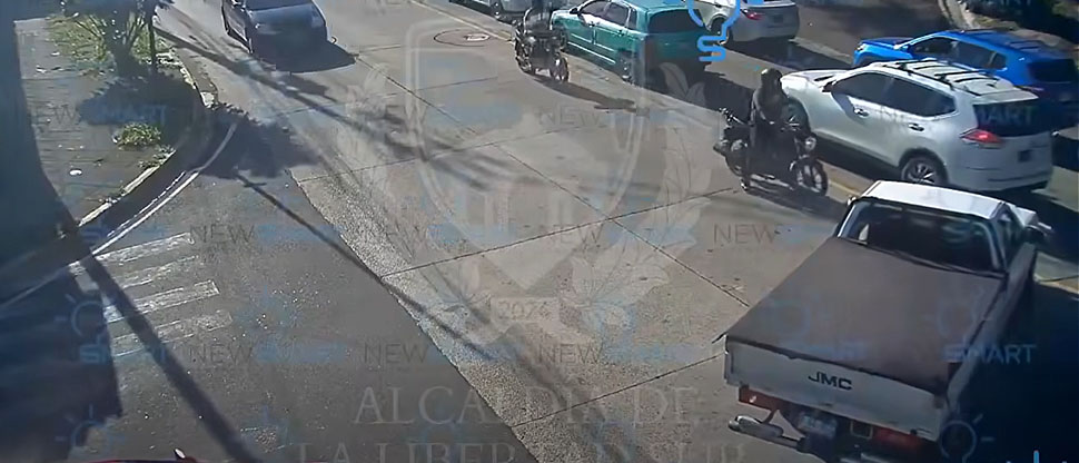 ¿Acto de intolerancia o imprudencia? Conductor se pasa llevando a motociclista en Santa Tecla