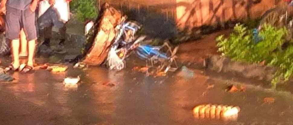 Motociclista echa perder el producto de vendedor de pan al que atropelló en Acajutla