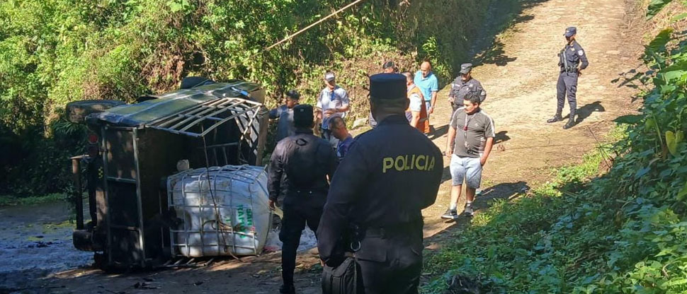 Conductor pierde el control del pick up y vuelca Ahuachapán