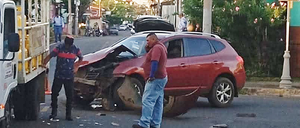 Conductor choca su camioneta contra camión repartidor de gas propano