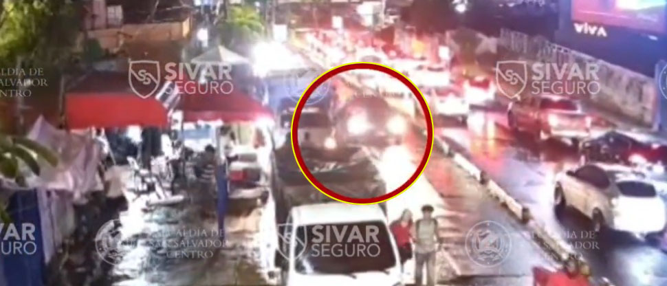 Momento cuando vehículo “se pasa llevando” a peatón frente al estadio Cuscatlán