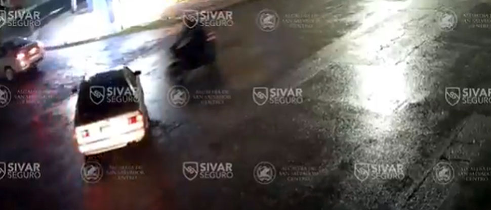 Conductor realiza cruce y choca contra motocicleta sin luces delanteras