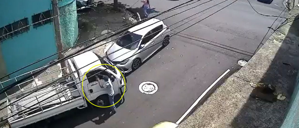 Vio para todos lados, pero no hacia arriba donde una cámara grabó cuando hurtó un celular