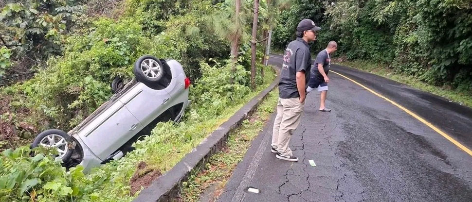 Vehículo estuvo cerca de caer a un barranco en Usulután