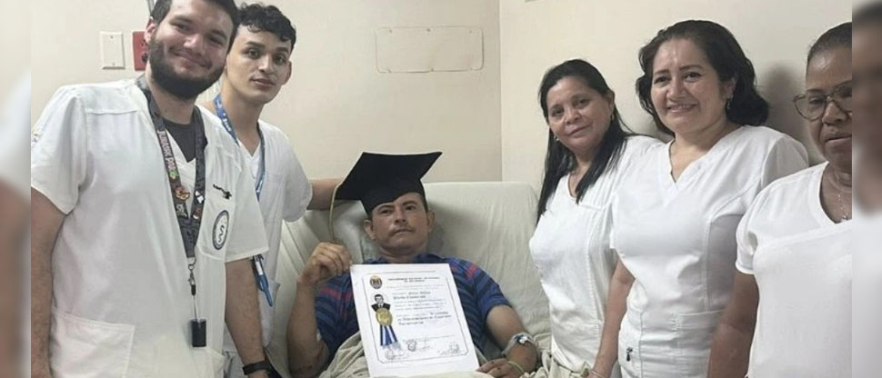 Joven recibe su título universitario en el hospital tras estar ingresado por accidente