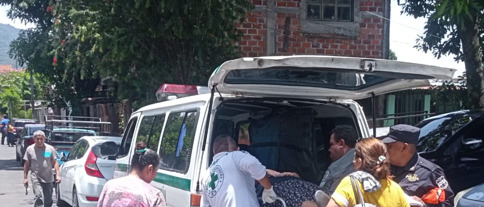 Explosión de cilindro de gas propano en vivienda deja dos adultos mayores lesionados