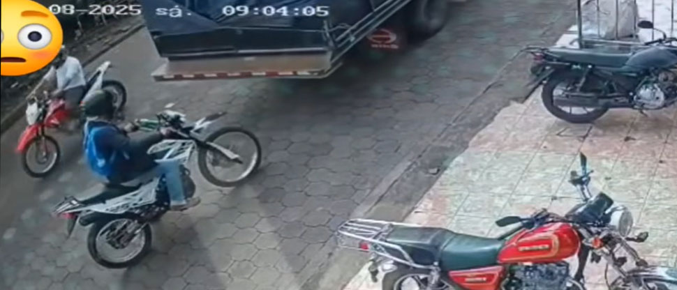 Camión en reversa se pasa llevando a motociclista que no guardó su distancia