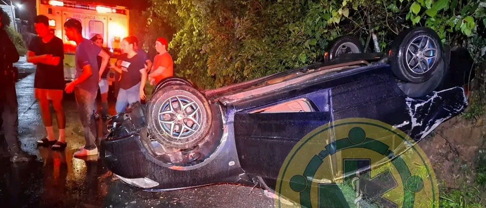 Conductor se salva de milagro tras volcar vehículo en Cabañas