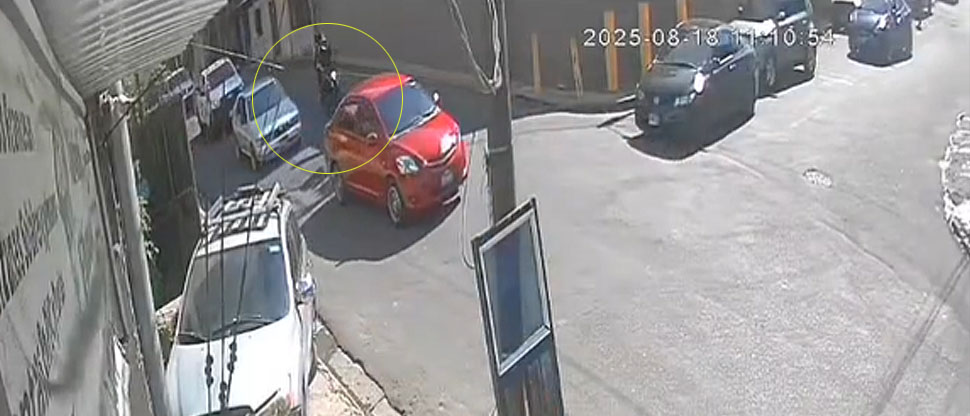 Motociclista y su acompañante salen “volando” tras accidente en San Salvador