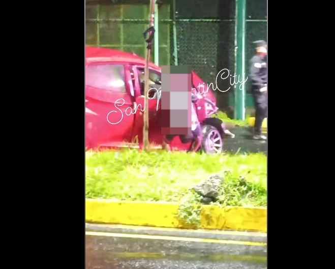 Ebrio provoca aparatoso accidente y deja a su acompañante en estado crítico