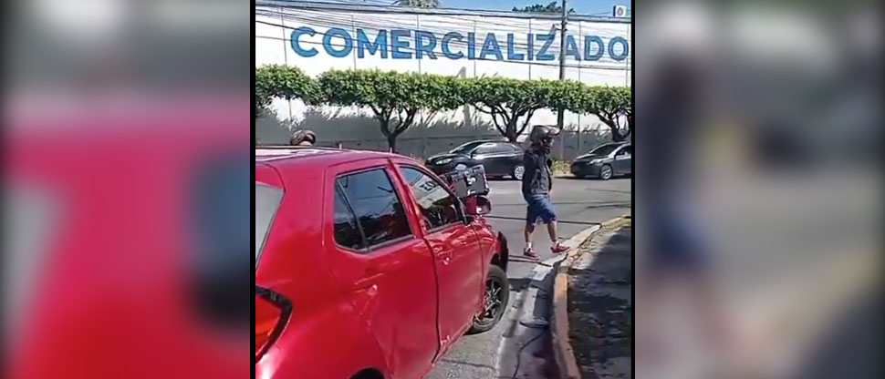 Ciudadanos capturan a automovilista que pretendía escapar tras chocar contra motociclista