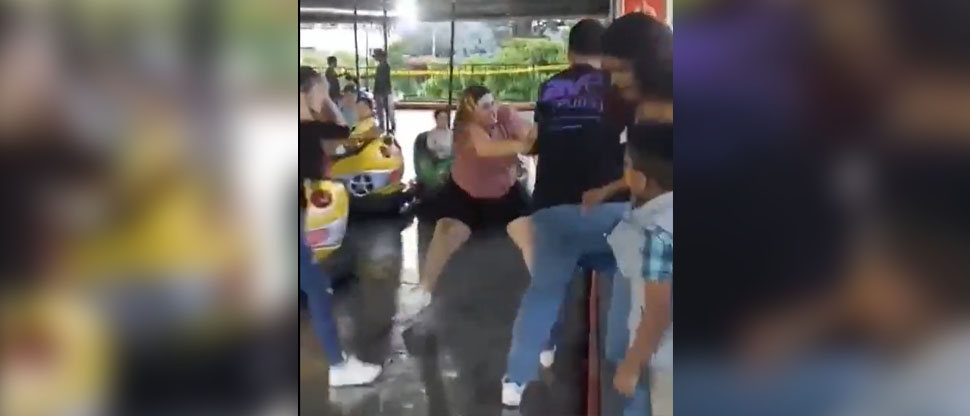 Captan a mujer atacando a joven y su pareja por una aparente infidelidad