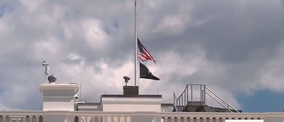 Las banderas de la Casa Blanca ondean a media asta tras la tragedia en Minneapolis