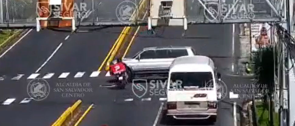 Captan instante cuando camioneta embiste a motocicleta en el Paseo General Escalón