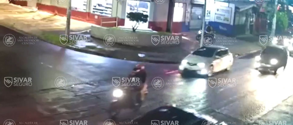 Captan instante cuando automovilista «se pasa llevando» a motociclista cerca del redondel torogoces