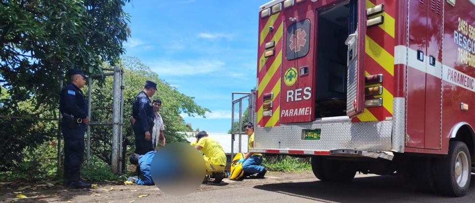 Automovilista le quiebra las dos piernas a motociclista tras embestirlo y se da a la fuga