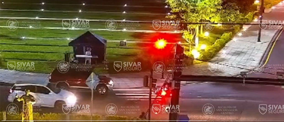 Camioneta «se pasa llevando» a motociclista y su acompañante que hacían el alto en el semáforo
