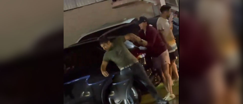 Conductor visiblemente borracho se sube a separadores de carril en el Árbol de La Paz