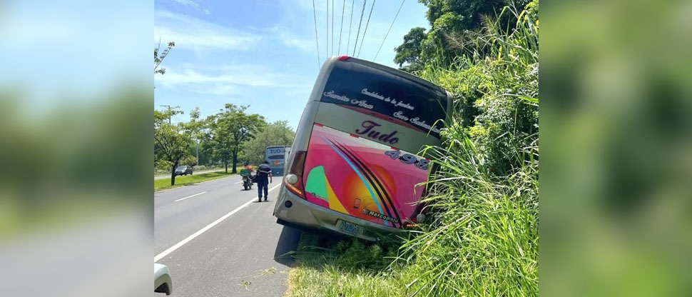 Momentos de terror viven pasajeros de bus de la ruta 498 que se salió de la carretera
