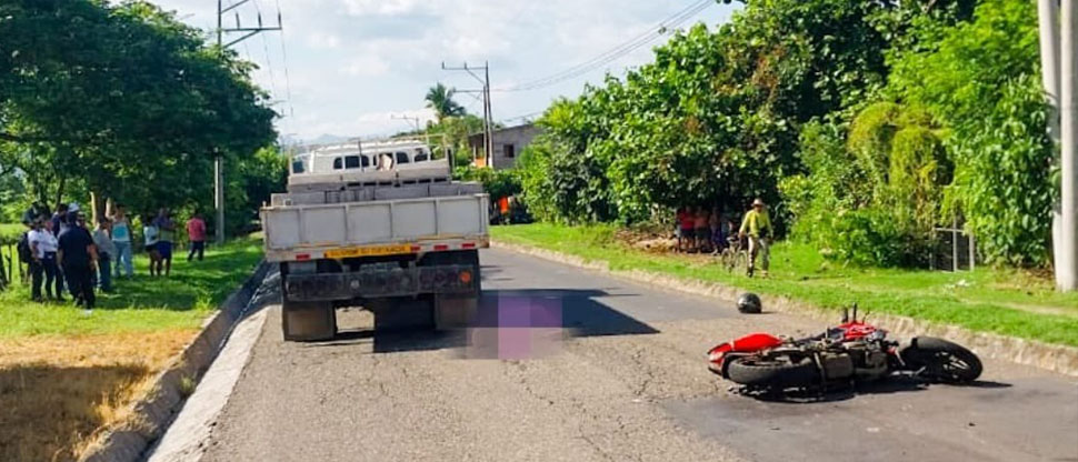 Accidente deja a motociclista lesionado y su acompañante fallecido en La Libertad