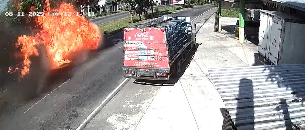 Momento cuando conductor fallece al desprenderse cabezal e incendiarse en Cuscatlán