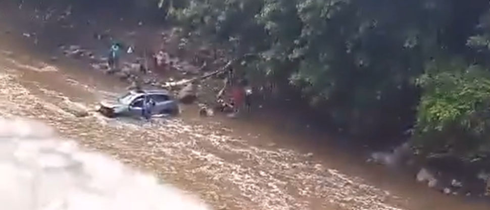 Camioneta cae al fondo del río en la colonia Los Ángeles, distrito de Apopa