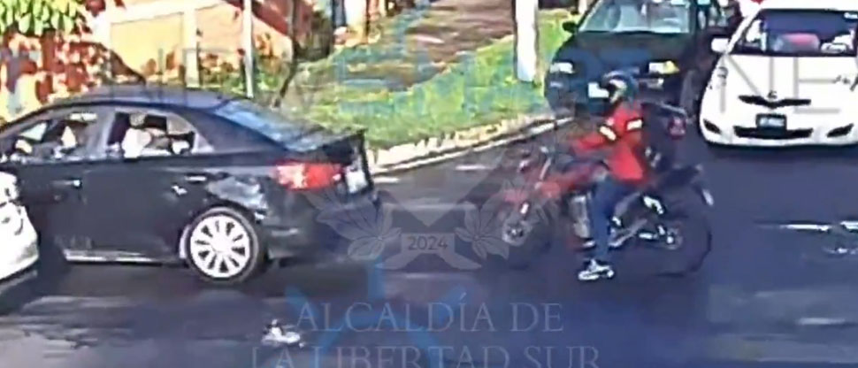 Automovilista choca con repartidor por no utilizar adecuadamente el espejo retrovisor