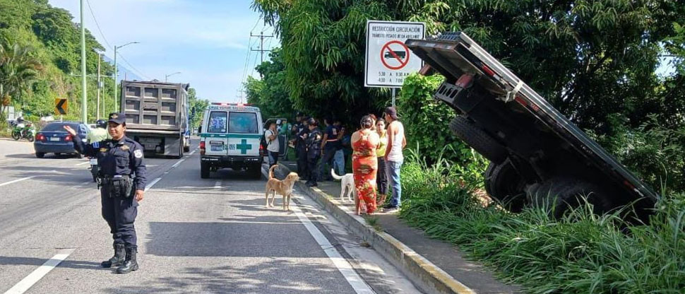 Camiones chocan y se salen de la vía en la carretera a Comalapa provocando 3 heridos