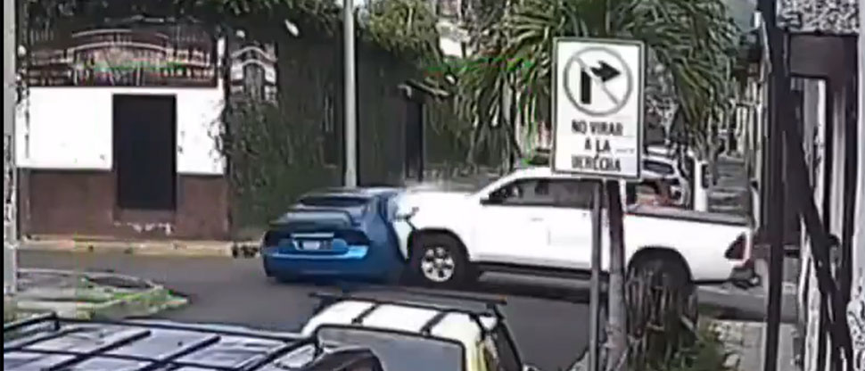 Publican video del momento cuando pick up se pasa llevando a carro en Santa Ana
