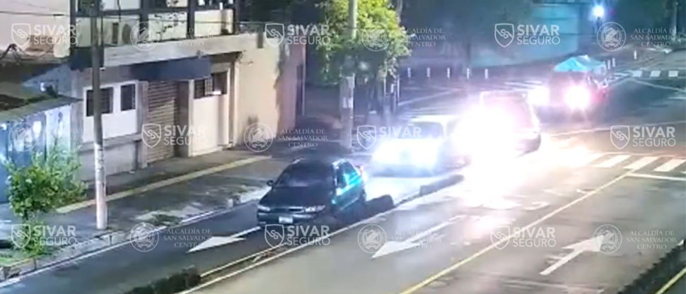 Captan momento cuando carro repentinamente gira y choca contra separador de carril