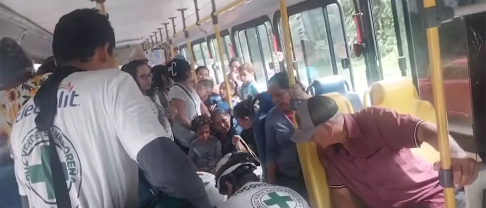 Auxilian a pasajero que se descompensó mientras viajaba en un bus