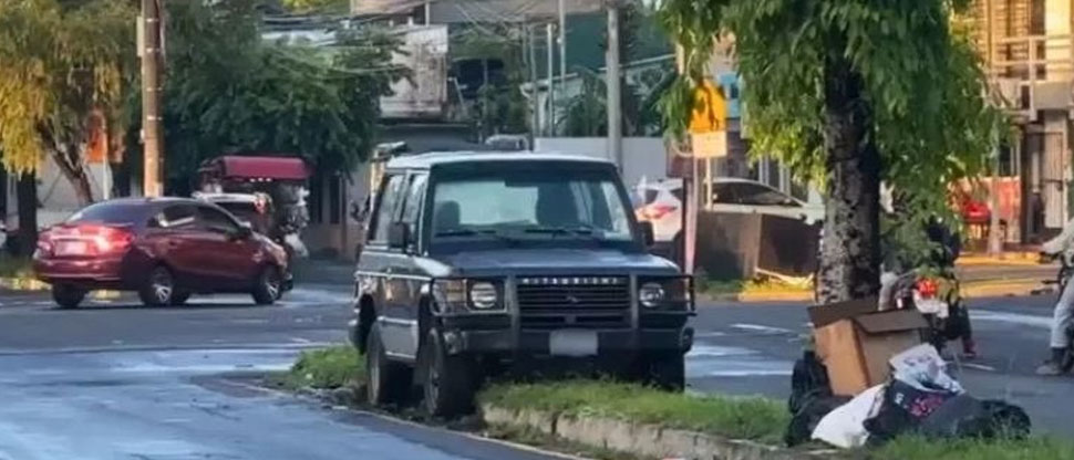 Este es el momento del arresto de borracho que subió su camioneta en arriate de la 75 avenida norte