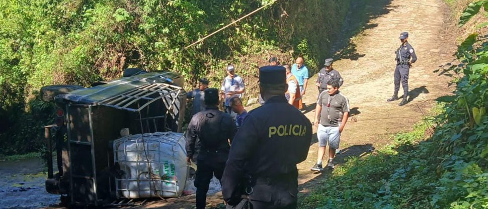 Conductor de pick-up se salva de milagro tras volcar en Apaneca