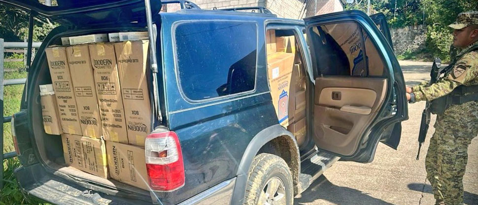 Militares localizan dos camionetas abandonadas con 62 cajas de mercadería de contrabando