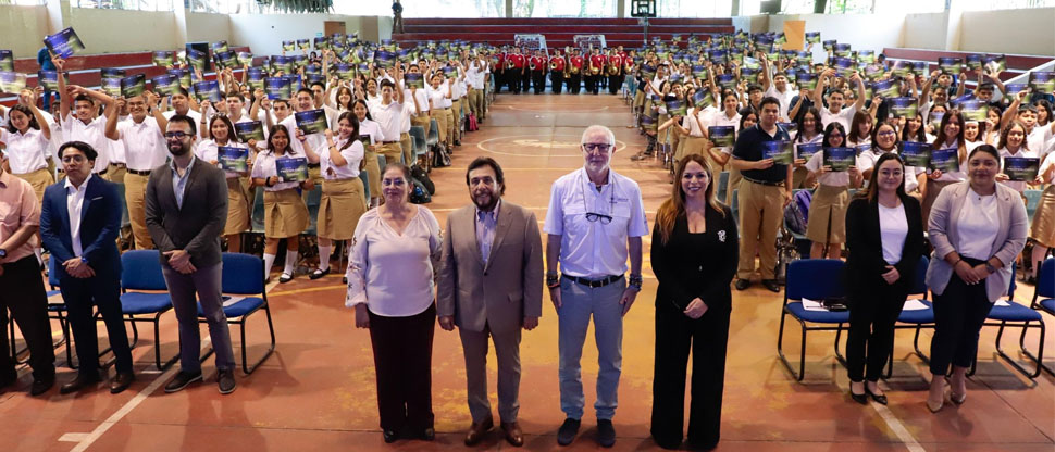 Vicepresidente Félix Ulloa entrega 300 becas en tecnología e innovación