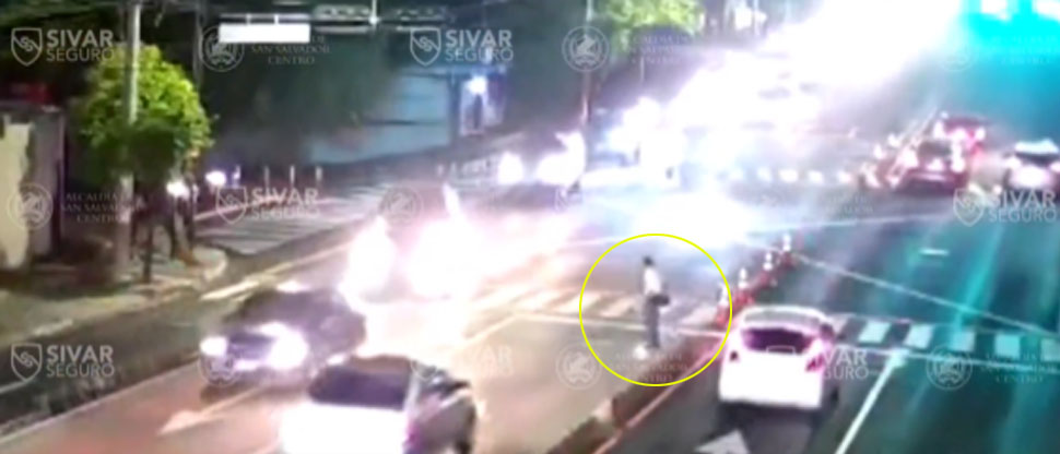 Captan momento cuando peatón es arrollado en alameda Juan Pablo II