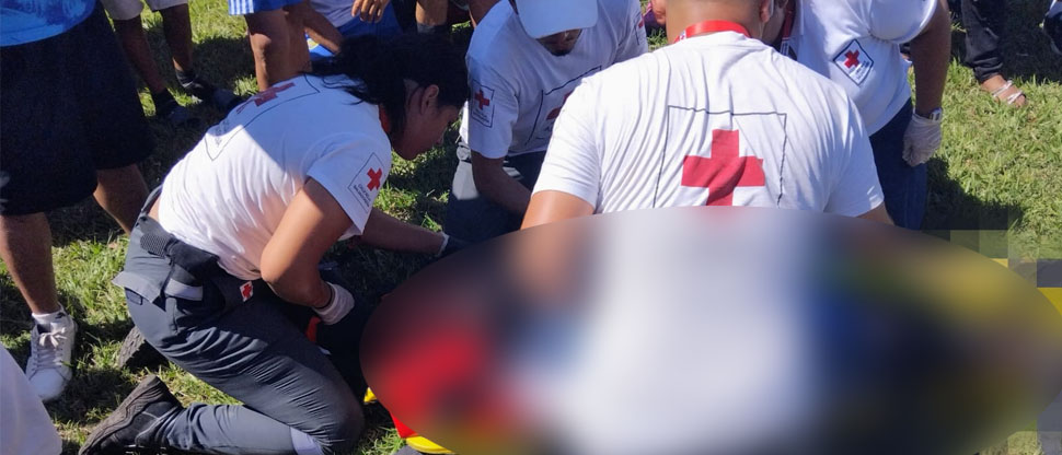 Hospitalizan a futbolista tras sufrir un golpe en la cabeza y una posible luxación de rodilla