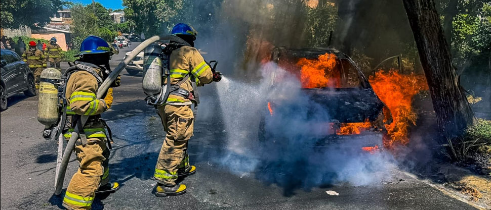 Vehículo es reducido a cenizas tras incendiarse en San Salvador