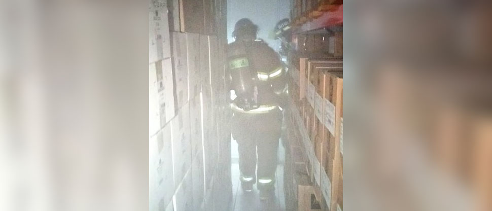 Sofocan incendio químico en centro comercial en la alameda Manuel Enrique Araujo