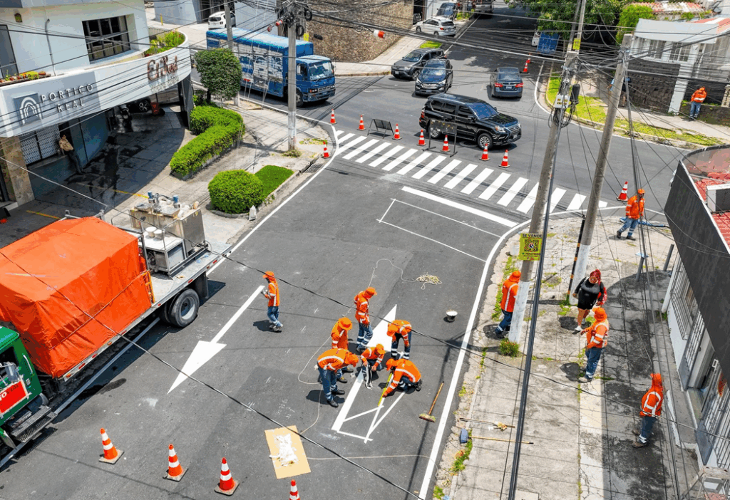 Personal de FOVIAL trabaja para mejorar la señalización y seguridad vial en San Salvador