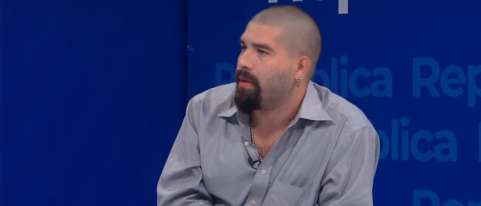 Periodista del Faro dice que es “ridículo” que estudiantes vayan ordenados y limpios a centros de estudio