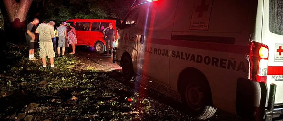 2 personas resultan lesionadas en accidente de tránsito provocado por derrumbe en San Vicente 