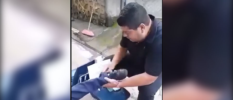 Profesor de centro escolar en Joateca, Morazán, lustra los zapatos de estudiantes