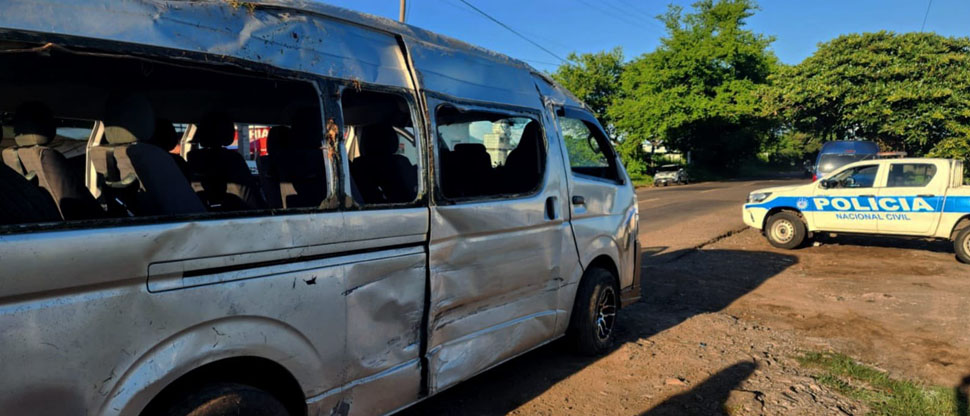 Siete estudiantes resultan lesionados tras volcar microbús en Ahuachapán