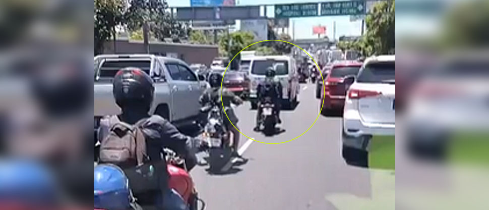 Motociclistas aprovechan la emergencia de ambulancia para avanzar en el tráfico