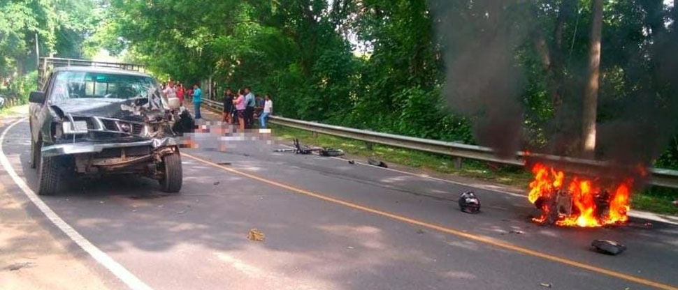 Motociclista fallece tras invadir carril y chocar contra pick up en Chalatenango