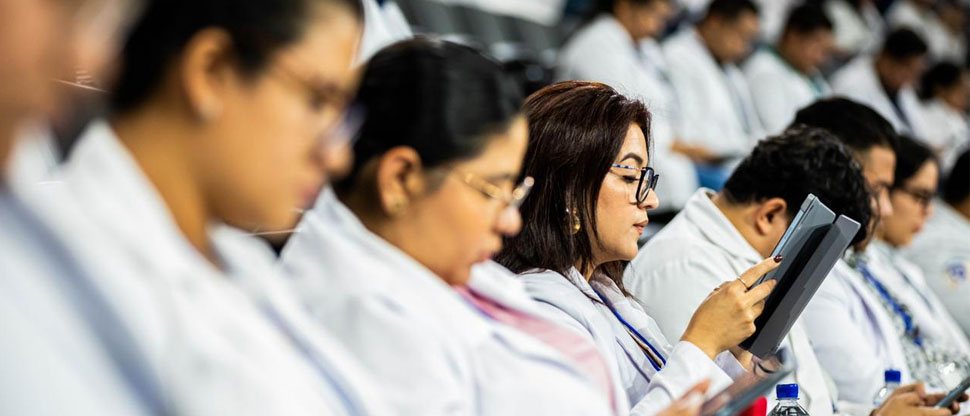 180 médicos extranjeros realizan prueba para especializarse en hospitales escuela salvadoreños